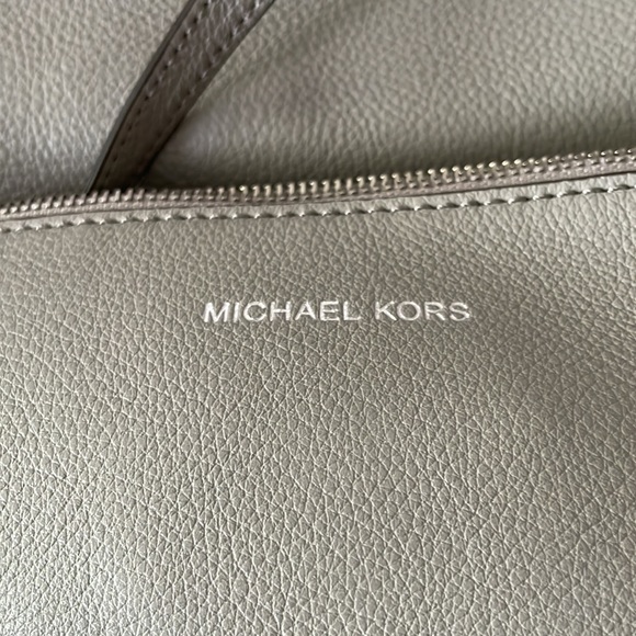Michael Kors Izzy large reversible leather tote in Grey - Picture 10 of 10
